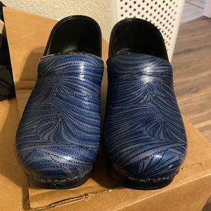 Blue abs White Danskos